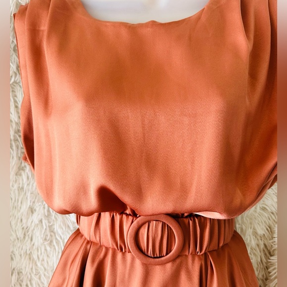 Flowy mini rust colored dress with belt - Picture 5 of 6